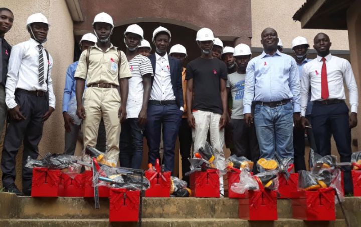 Vingt-huit nouveaux maçons reçoivent des diplômes et équipements