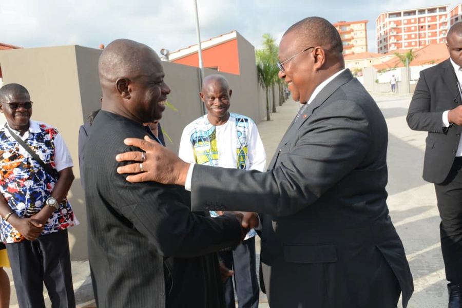 Médias : Jean-Roch Kouamé, Super Ebony 2009, reçoit la clé de sa nouvelle villa des mains du ministre Amadou Coulibaly