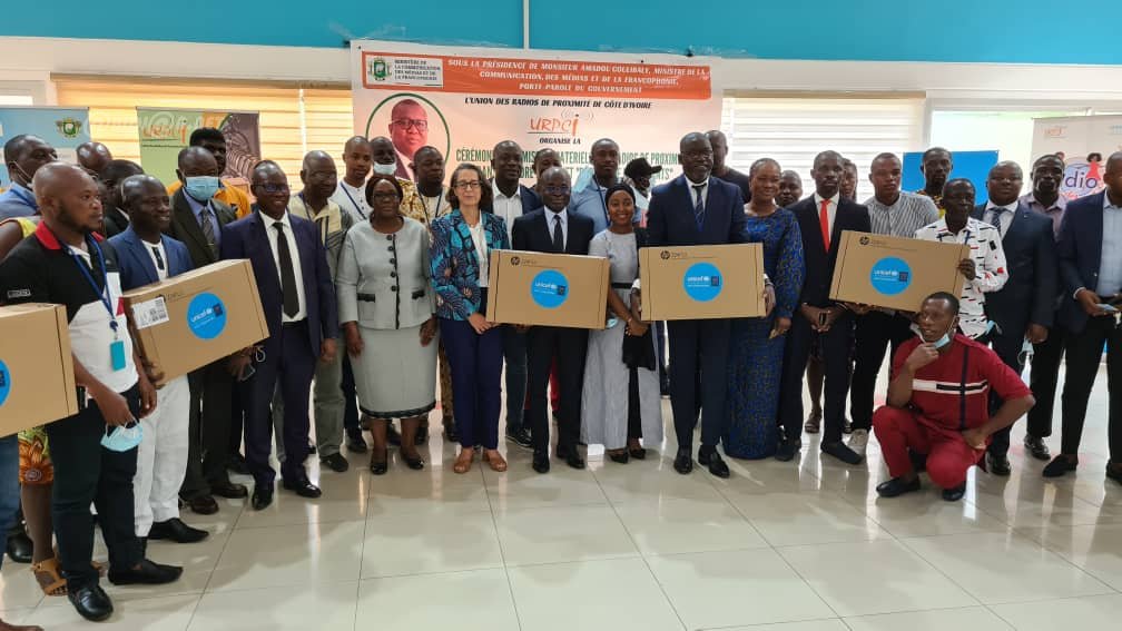 Médias : une soixantaine de radios de proximité dotées en matériel informatique et radiophonique