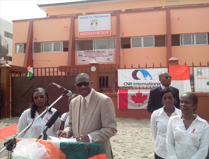 Treichville : François Amichia inaugure une médiathèque et annonce une unité de secours pour la commune