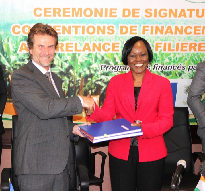 L’UE soutient la relance du secteur agricole en Côte d’Ivoire à travers l’octroi de 30 milliards de francs CFA pour redynamiser les filières sucre et banane