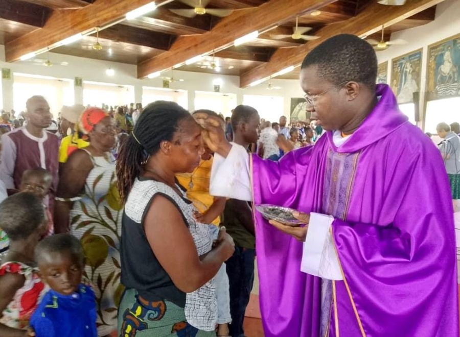 Mercredi des cendres 2025: le curé de la paroisse Sainte Thérèse de l'enfant Jésus invite les fidèles à être des artisans de paix et de réconciliation