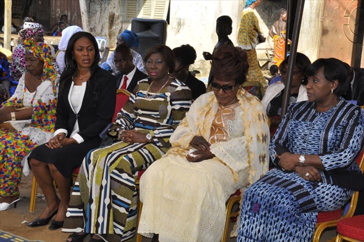 Les femmes du gouvernement au chevet de la famille du mannequin Awa Fadiga