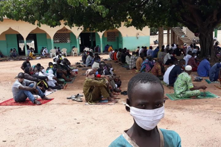 COVID-19: Cache-nez et natte exigés aux fidèles avant tout accès à la mosquée centrale de Niakara