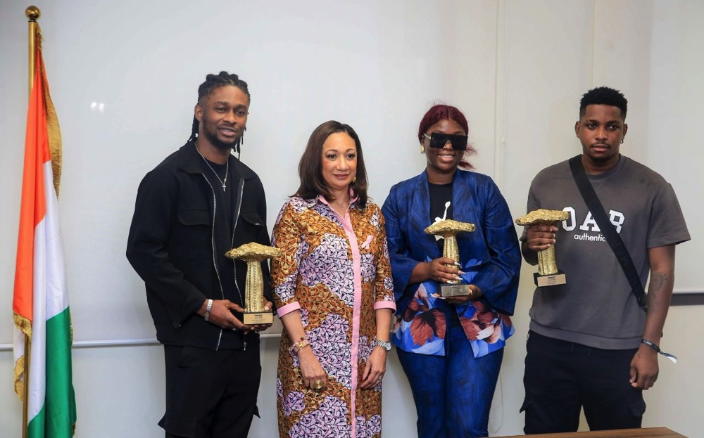 Musique ivoirienne urbaine : les lauréats des Trace Music Awards présentent leurs trophées à la Ministre Françoise Remarck
