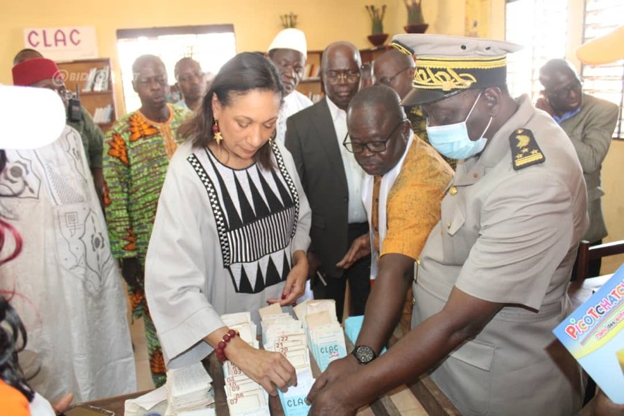 Napié : la ministre de la culture et de la francophone Françoise Remark visite le  Centre de Lecture et d'Animation Culturelle (CLAC)