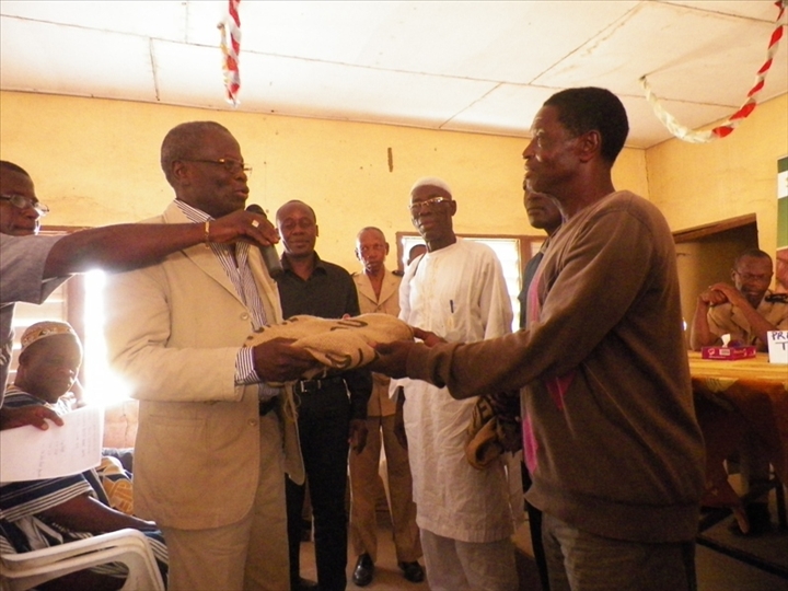 Bouna - Le Conseil du Coton et l’	Anacarde lance une opération de distribution de sacs