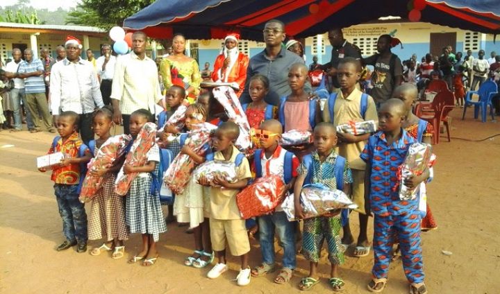 San Pedro/Les meilleurs élèves du primaire reçoivent des cadeaux de Noël