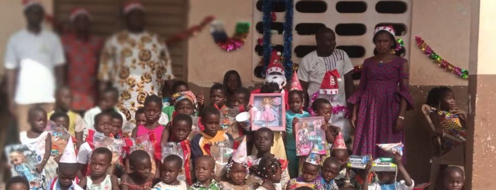 Noël 2021 : Children of Africa offre un arbre de Noël à des élèves de Languibonouan