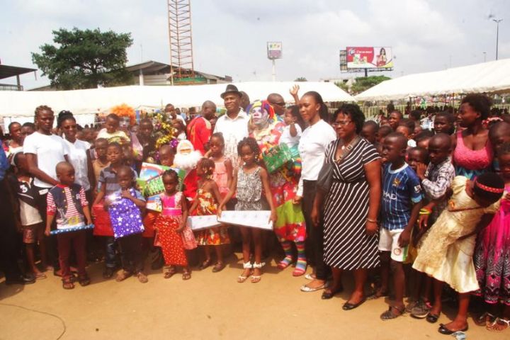 Arbre de Noël : Don de cadeaux d’une valeur de 40 millions Le maire N’goan gâte 5 000 enfants à Cocody