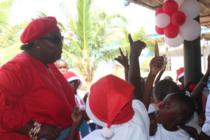 Noël à Jacqueville: L’ONG “Nklo Bakan” et ses partenaires offrent 3000 cadeaux aux enfants