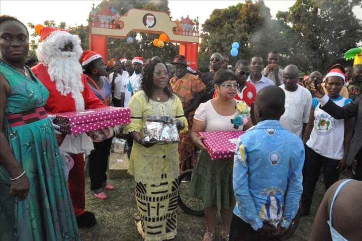 Fête de fin d’année à Guitry : Mme Dominique Ouattara comble les populations de kouta