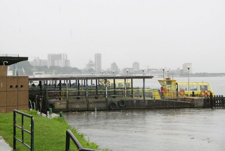 Des manifestants paralysent le trafic lagunaire d’Abobodoumé (Abidjan)