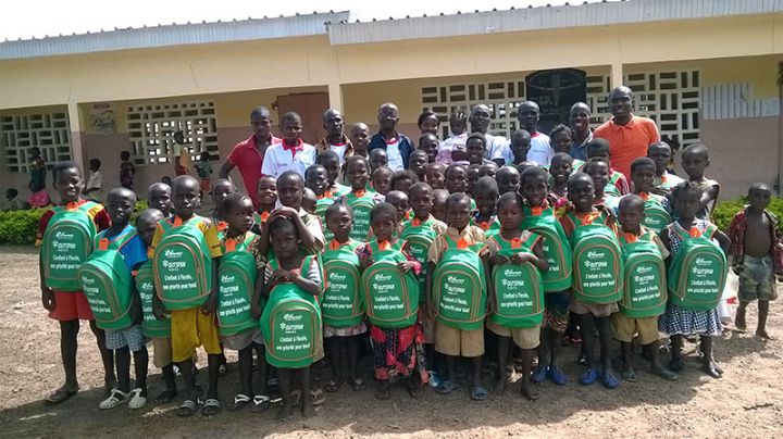 Dans le cadre de leur politique de lutte contre le travail des enfants, le broyeur américain de fèves Blommer Chocolate et Olam international font don de kits scolaires à 15,600 enfants