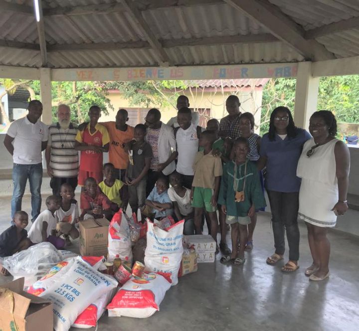 Journée mondiale des enfants de la rue : plusieurs enfants démunis de la commune d’Abidjan et du foyer akwaba d`Abobo ont reçu des repas et des vivres