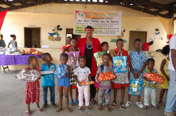 L`ONG ``Never Alone`` magnifie les enfants d`Adjoufou