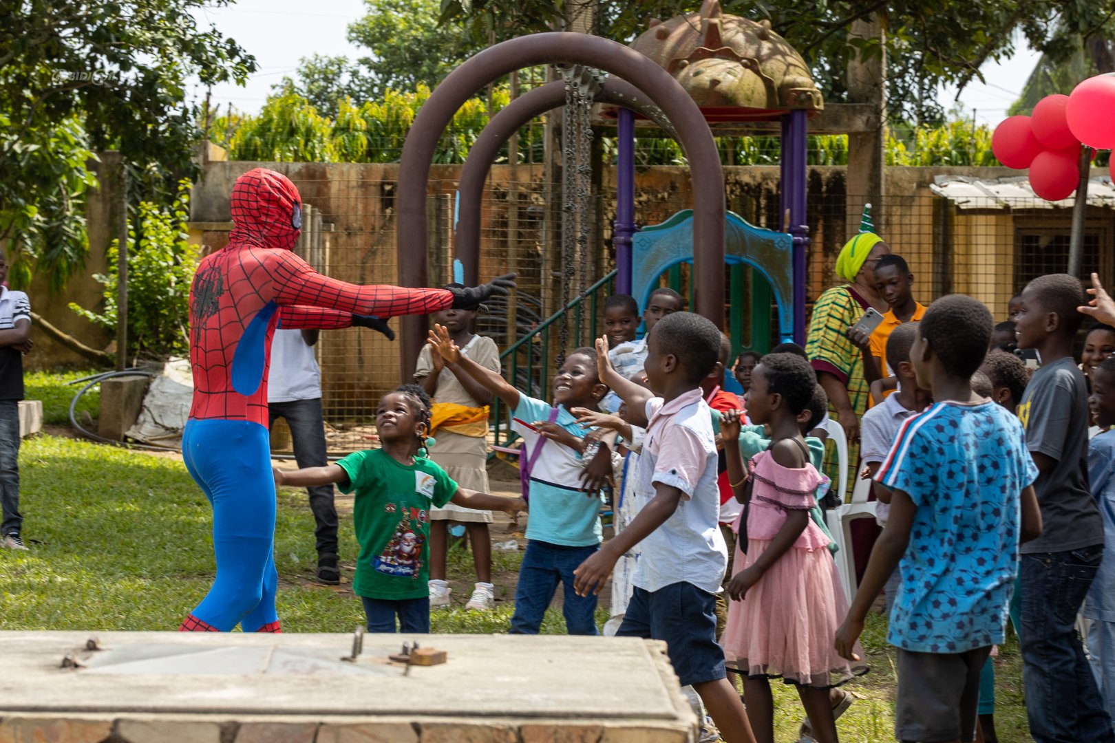 L'ONG Padre Pio offre un arbre de Noël aux enfants d’une pouponnière