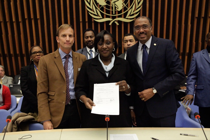 Le Président Alassane Ouattara fait don de 1 million de dollars à l’ ONUSIDA