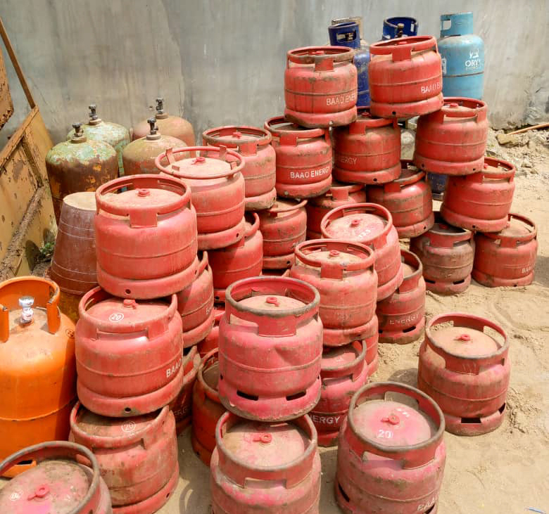 Transvasement illégal du gaz: plus de 900 bouteilles et un camion saisis à  Cocody - Abidjan.net News