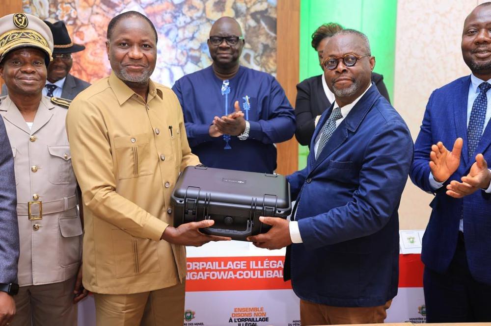 Orpaillage illégal et traçabilité de l'or : le ministre Mamadou Sangafowa-Coulibaly équipe les directions minières de 30 drones de surveillance