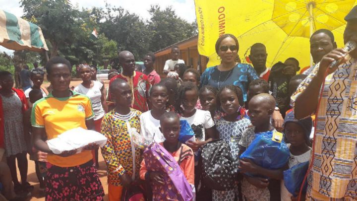 Côte d’Ivoire-Gboguhé :Denise Digbeu offre 150 tables-bancs et du matériel divers à l’Epp Kibouo