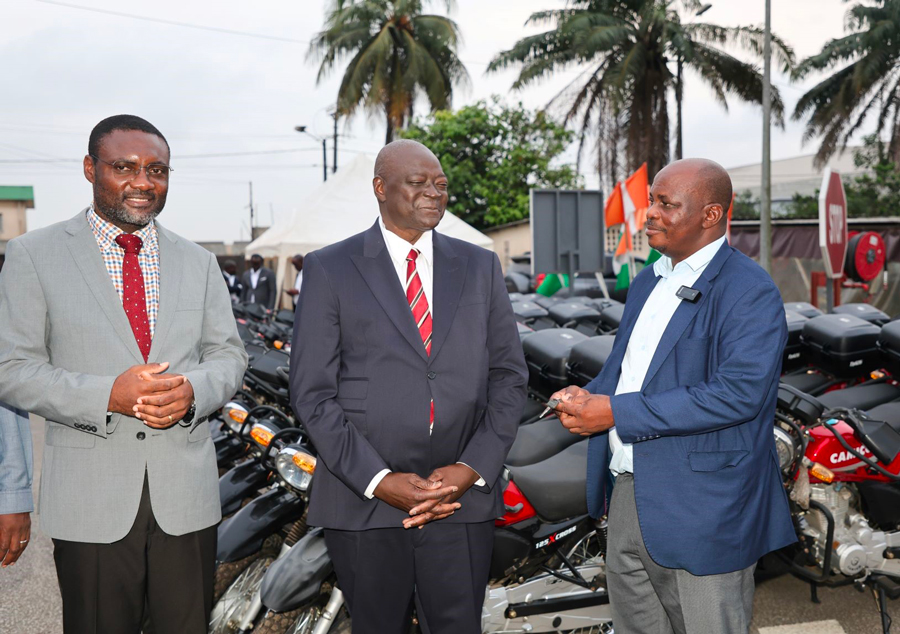 PA-PSGouv : remise de 65 motos et 6 véhicules à un cabinet pour le développement d’une mission d'Information, Education et Communication dans les régions