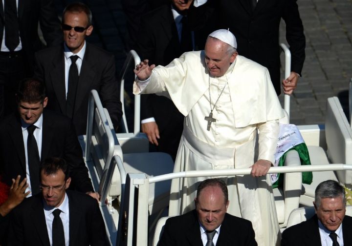 Début du premier voyage du pape en Afrique