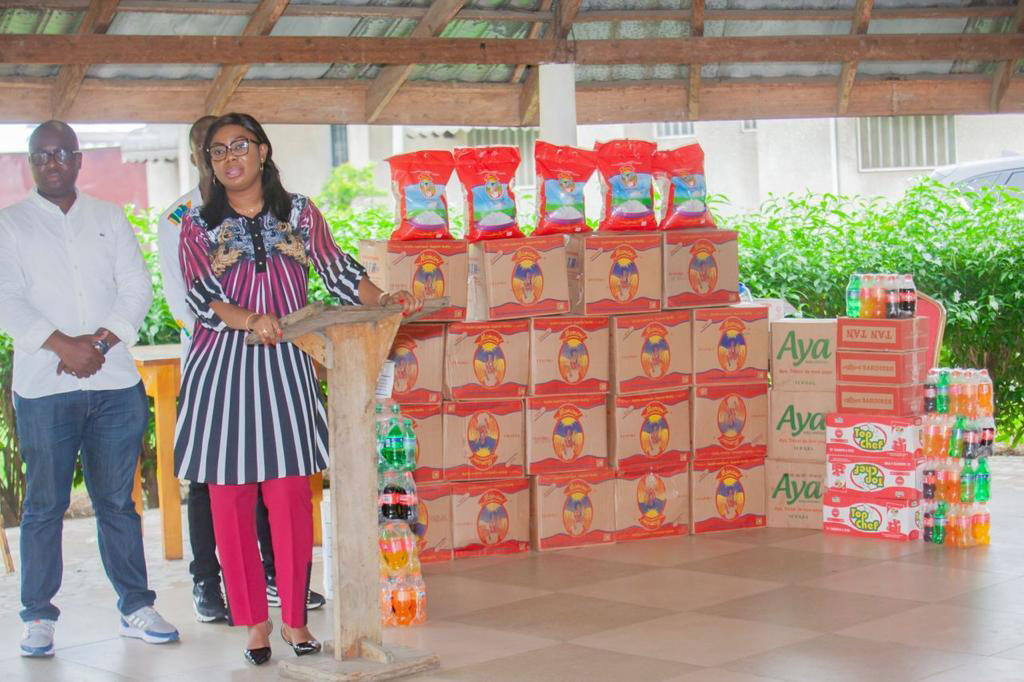 Pâques: dons en vivres d'une fondation ivoirienne au Village SOS d’Abobo et au centre Remar de Yopougon