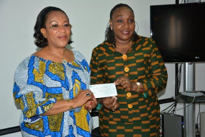 Lutte contre l’Ebola: la Fondation Petroci remet un chèque à la ministre de la santé