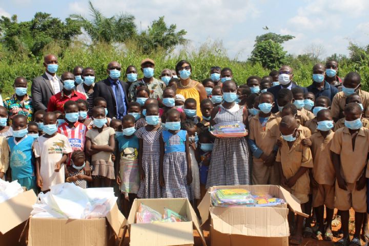 Abidjan terminal offre des kits scolaires aux élèves du village Aboka en côte d’ivoire