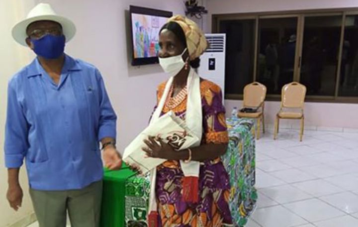 Grand-Bassam : Fête des mères : Ezaley offre 100 lots de 3 pagnes aux mamans