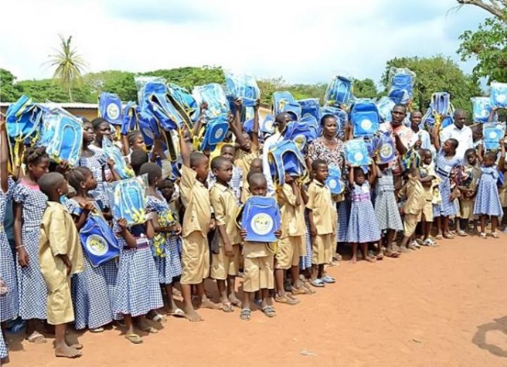 Action sociale: Dominique Ouattara fait don de kits scolaires aux élèves de Saoundi (Bouaké)