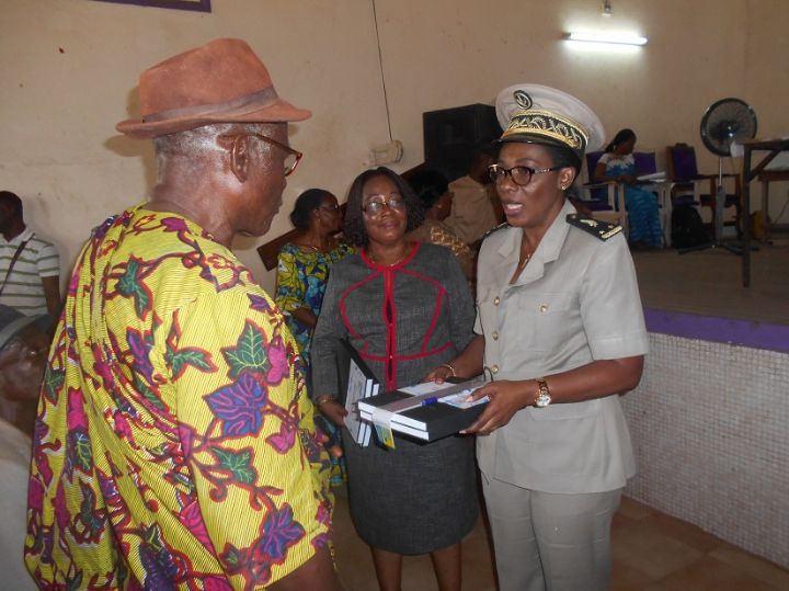 20 chefs traditionnels de la Marahoué reçoivent 40 registres d’enregistrement de naissance et de décès