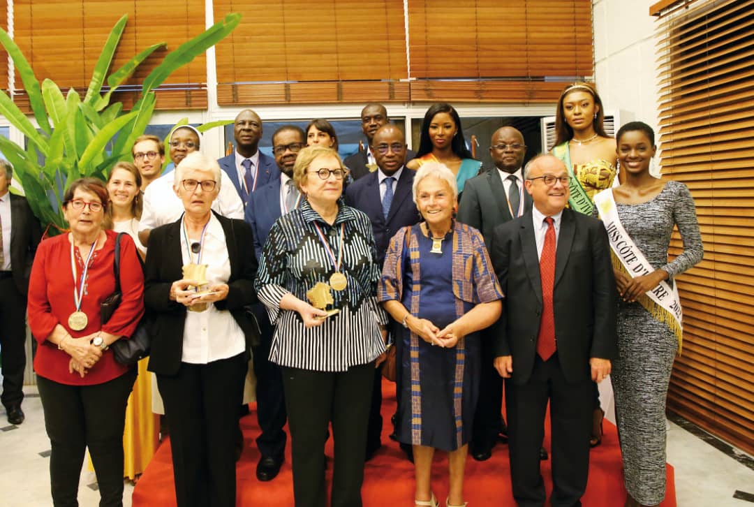 Photo de famille des lauréats des Trophées France-Ivoire, des organisateurs Jean-Christophe Belliard (au premier plan)