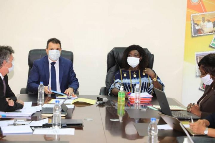 Covid-19: des transferts d’argent démarrent «cette semaine» pour les ménages pauvres en Côte d’Ivoire