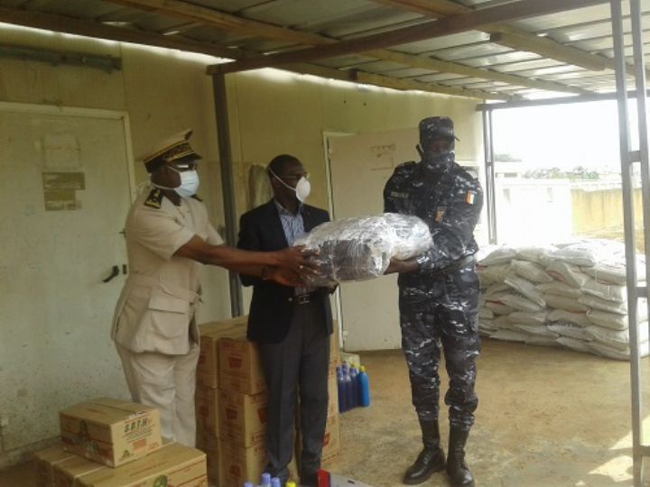 COVID-19: Des kits d’hygiène et des vivres pour la police et les sapeurs-pompiers civils du Tonpki