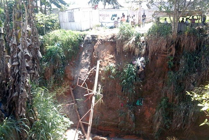 Un pont s’effondre: 1 mort, plusieurs blessés