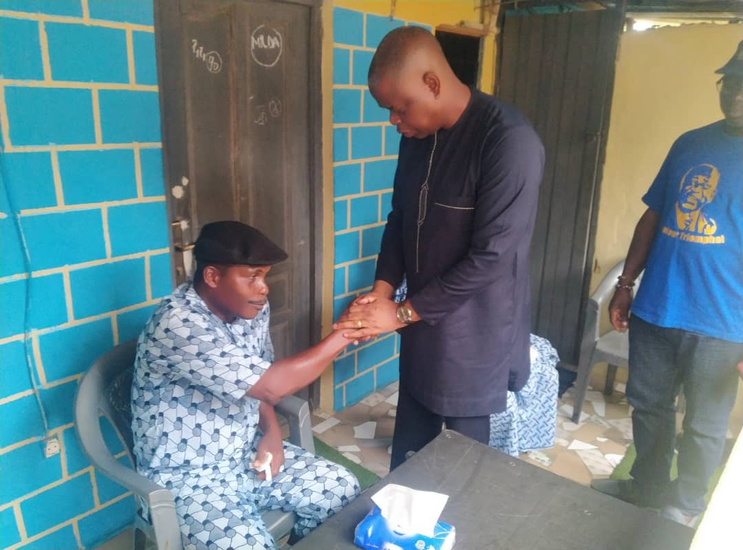 Port-Bouët : Katinan Koné pleure avec le chef d'Abbeykro et les sinistrés de la Cité policière