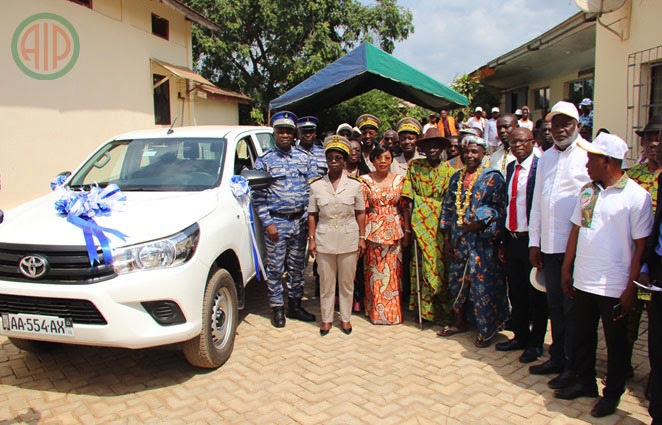 Pour lutter contre le travail des enfants, la Première dame offre un véhicule à la gendarmerie de Guitry