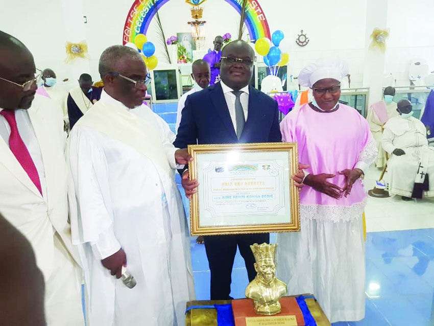 Pour son amour pour la Côte d’Ivoire : Le président Bédié reçoit le prix Oschoffa pour la paix