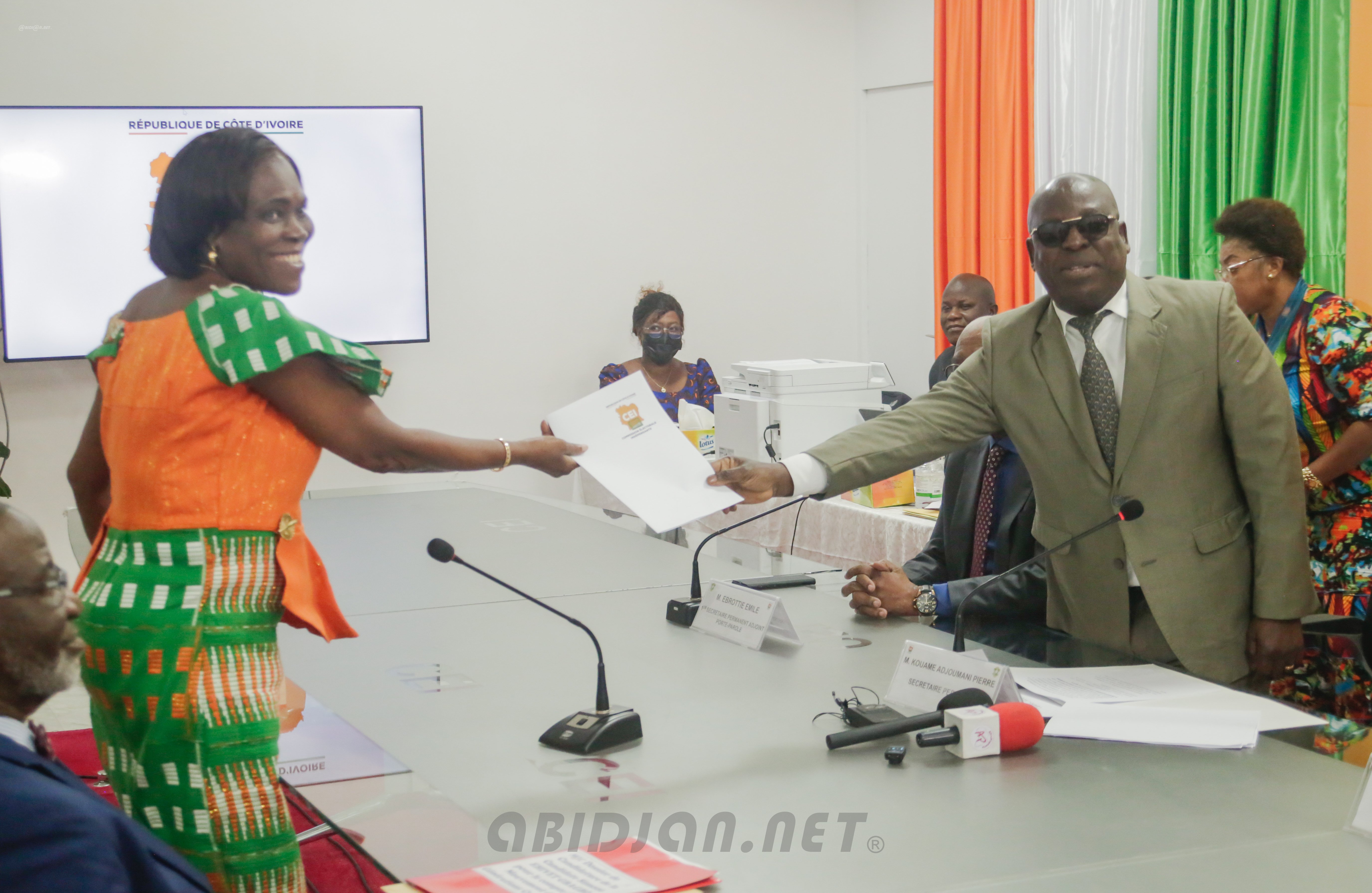 Présidentielle 2025 : Simone Ehivet Gbagbo dépose son dossier de candidature à la CEI