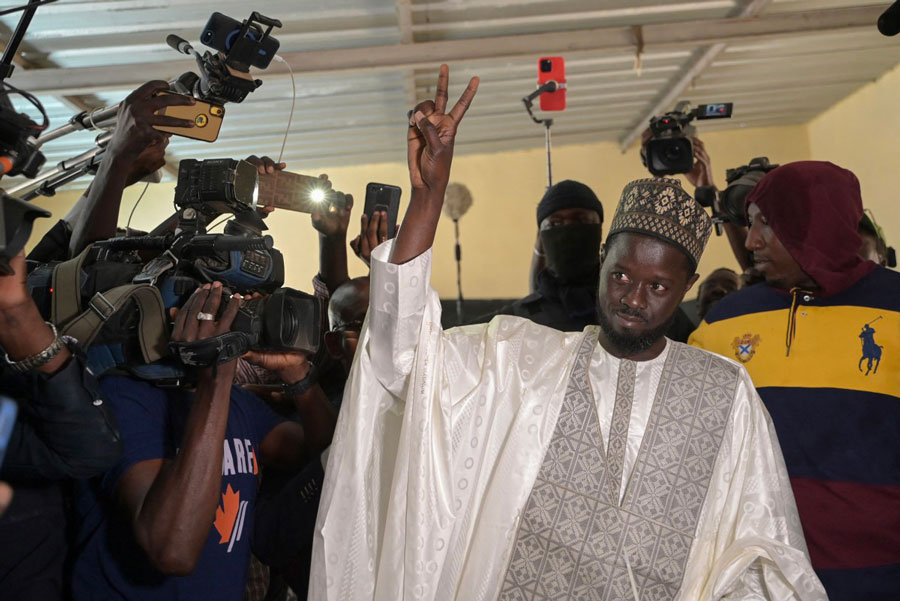 Sénégal: le candidat antisystème déclaré proche de la victoire, le camp du pouvoir conteste