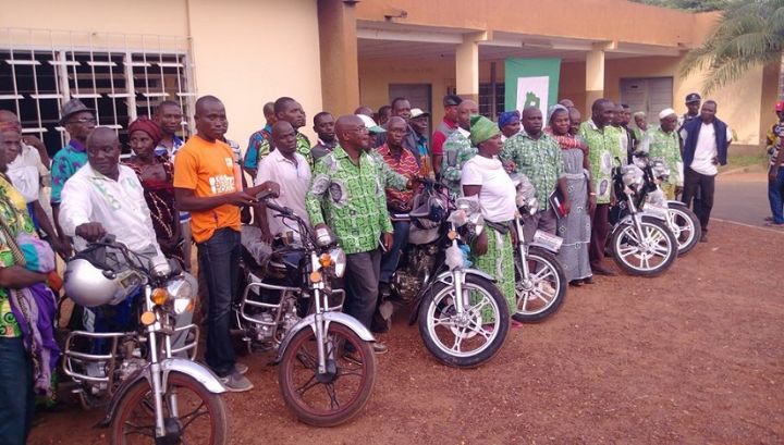 Les secrétaires de sections du PDCI de Prikro reçoivent des motos