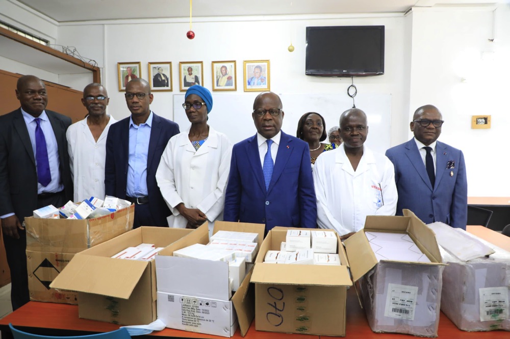 Prise en charge des enfants souffrant de cancer : le couple présidentiel fait un don de 130 millions de FCFA en médicaments