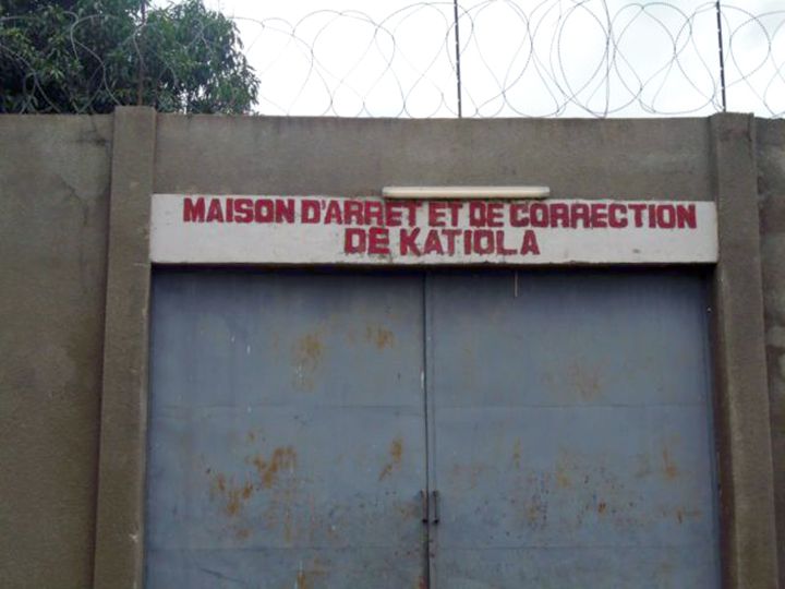 Côte d’Ivoire : des gardiens de la prison de Katiola ont-ils aidé les détenus à s’évader ?