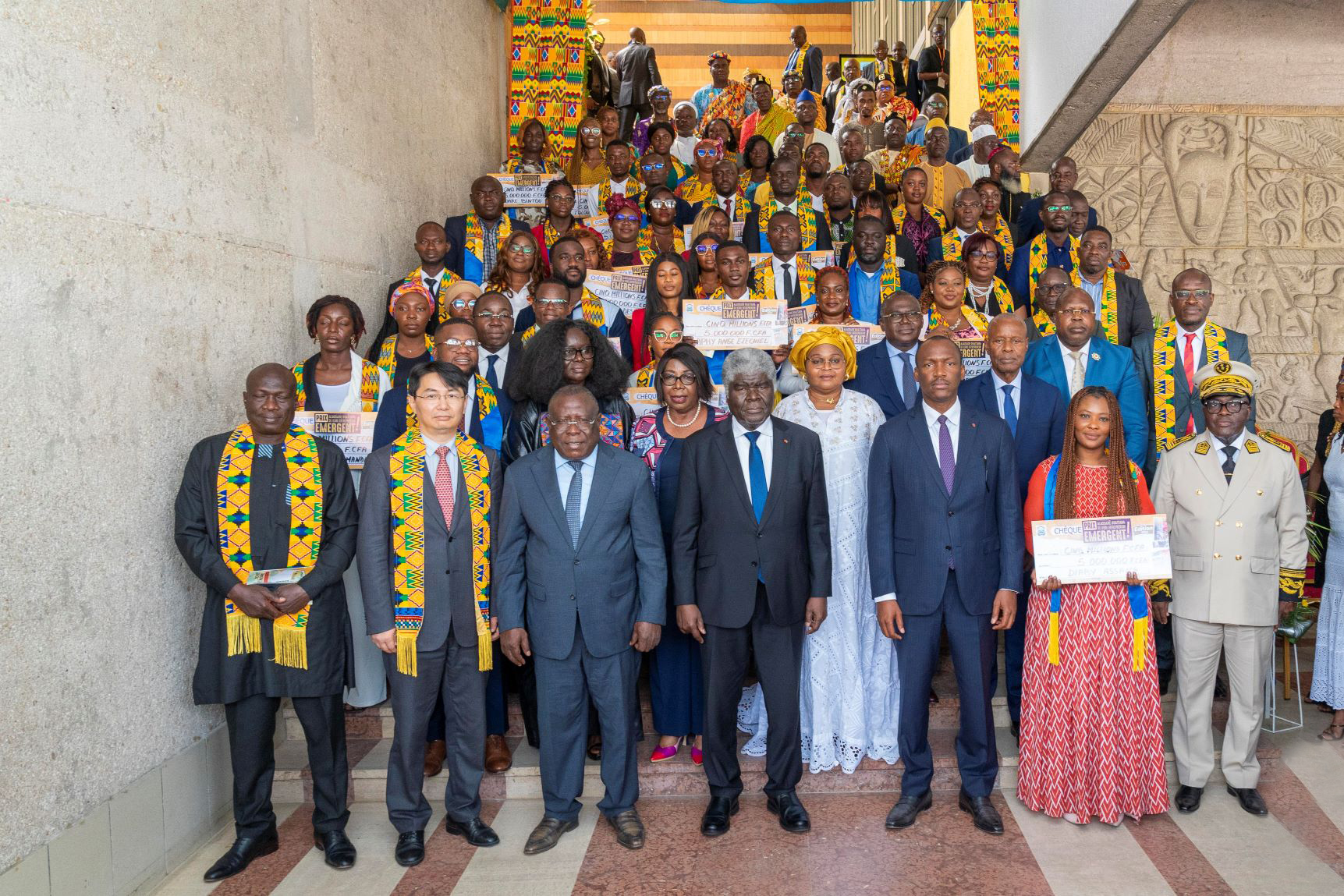  Prix Alassane Ouattara du Jeune Entrepreneur Emergent édition 2024 : des chèques d'un montant total de 200 millions FCFA remis à 40 porteurs de projets