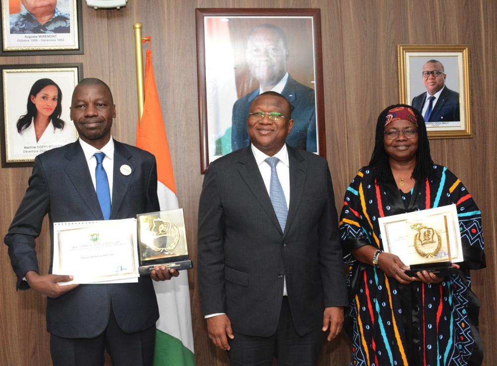 Prix National d’Excellence 2025 : le ministre Amadou Coulibaly récompense les lauréats classés 2e et 3e