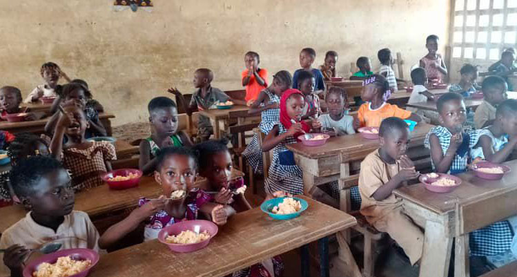 Programme cantine scolaire: Solibra fait un don de vivres à l’EPP Soko 2 de Bondoukou