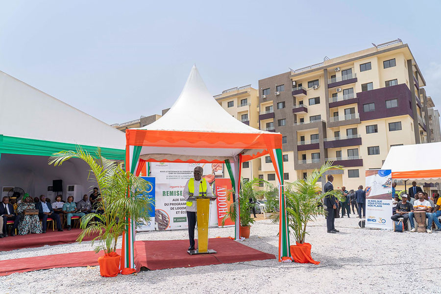 Programme présidentiel de logements sociaux et économiques : le Premier Ministre, Robert Beugré Mambé, remet 1302 clés aux souscripteurs à Bingerville
