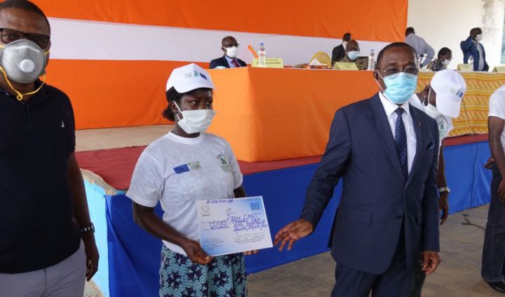 Projet d’insertion : Dix jeunes reçoivent leurs chèques à Aboisso